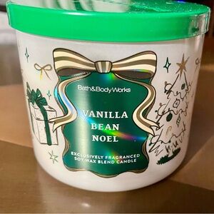 Bath & Body Works Vanilla Bean Noel Green Candle- 3 wicks, 14.5 oz